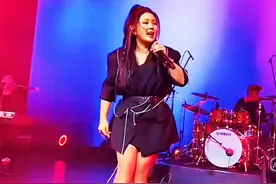 成都：36岁何洁开演唱会，四肢壮实脸有些发福，“3个孩子的妈”图片