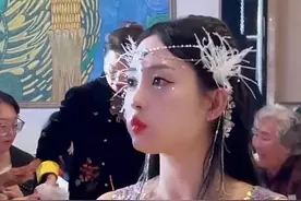 新娘婚礼当天穿敬酒服如美人鱼，表情丰富疯狂搂席：自己的席真香图片