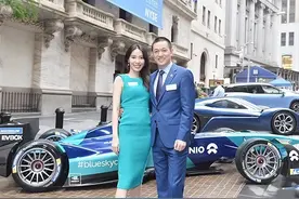 蔚来老板娘王屹芝挺会打扮，穿连衣裙端庄优雅，看着就像百亿贵妇图片