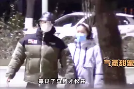 27岁男星刚红就被曝恋情！和甜妹深夜挽手出行，散步热聊同回爱巢图片