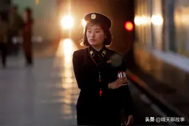镜头下的朝鲜地铁，少女脸蛋红红，拿书疯狂挡着图片