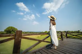 为了躲避继母的追杀，她住进精神医院，却被男人莫名其妙地播了种图片