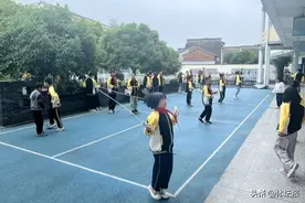 山区老师自制“运动魔盒”，学生们抢着玩图片