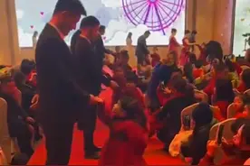 安徽一幼儿园元旦晚会，父女跳舞引网友羡慕：爸爸满眼都是女儿图片
