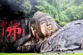 福建村民进山采药，眼前惊现万吨卧佛，浑身闪着金光图片