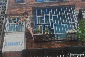 湖南一女子穿旗袍徒手爬上三楼！因防盗窗打不开，被困住了……图片