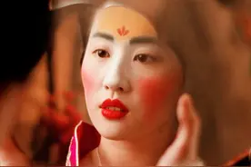 就离谱！外国导演还原的花木兰，为啥会因为一个妆容被骂上热搜？图片