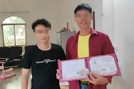 20年一男孩高考落榜后，伪造清华录取通知书，庆功宴上被揭穿图片