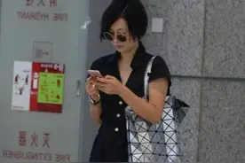 马伊琍这样的明星才真实，穿连体裤配人字拖走机场，一点架子没有图片