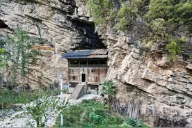 500万都不卖！重庆峡谷一崖居人家，堪称豪宅，方圆几公里无人烟图片