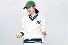 “卫衣+短裙”才是今秋最流行穿搭！洋气减龄又显瘦，照着穿绝了图片