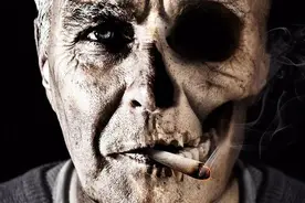 老烟民倾诉：20岁开始吸烟，戒烟2年，40岁复吸，戒烟真的好难图片