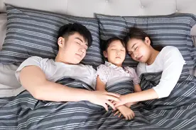 太晚和父母分房睡是怎样的体验？网友的亲身经历：不愿提起的阴影图片