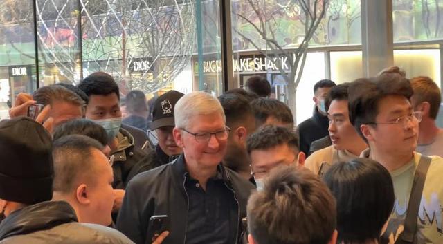 库克现身北京三里屯Apple零售店