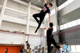 专家提醒：这项高空杂技失手可能会丢命！图片