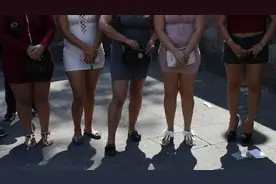 英国物价暴涨逼良为娼，单亲妈妈被迫卖身，换钱买食物养4个娃图片