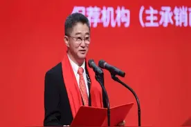 青岛新首富既不是卖啤酒，也不是卖家电，57岁身价达82亿人民币图片