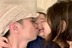 古巨基晒全家福庆结婚9周年，父子如复制粘贴，妻子52岁才生娃图片