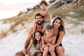 女歌手晒出自家3个娃的腹肌照，网友看懵：娃4岁就八块腹肌合理吗图片