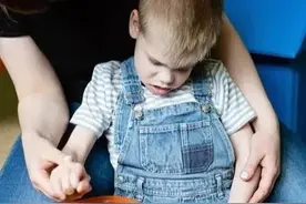 如何早期发现脑瘫？10个脑瘫早期症状图片