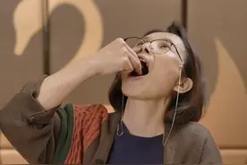 胡妈今天买了点麦乳精，吃过的举手排队 ，真的好香啊#美食测评 #童年味道 #麦乳精 #涨知识 视频封面