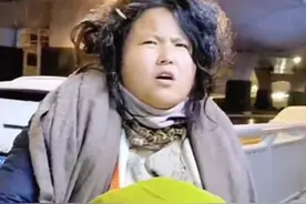 河南年轻女孩在雪地里流浪，被好心人收留回家：我不会亏待你的图片