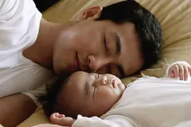 丈夫总是在深夜伸手去戳刚出生的女儿，母亲假装睡着，发现端倪图片