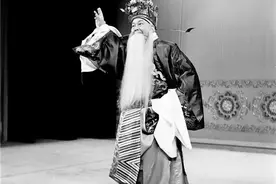 蟒袍挂在玉带2分钟，74岁的陈少云在春晚这出《徐策跑城》中失误了？图片