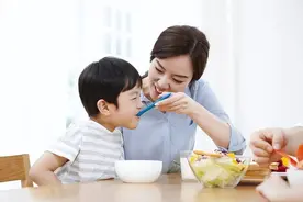 儿科医生建议停止食用，多吃或影响孩子发育，家长或早端下餐桌图片