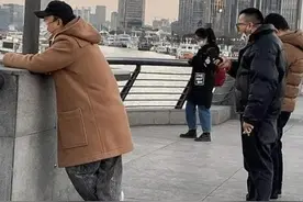 黄渤和女经纪人这个碰胳膊的动作，吓坏大家了......图片