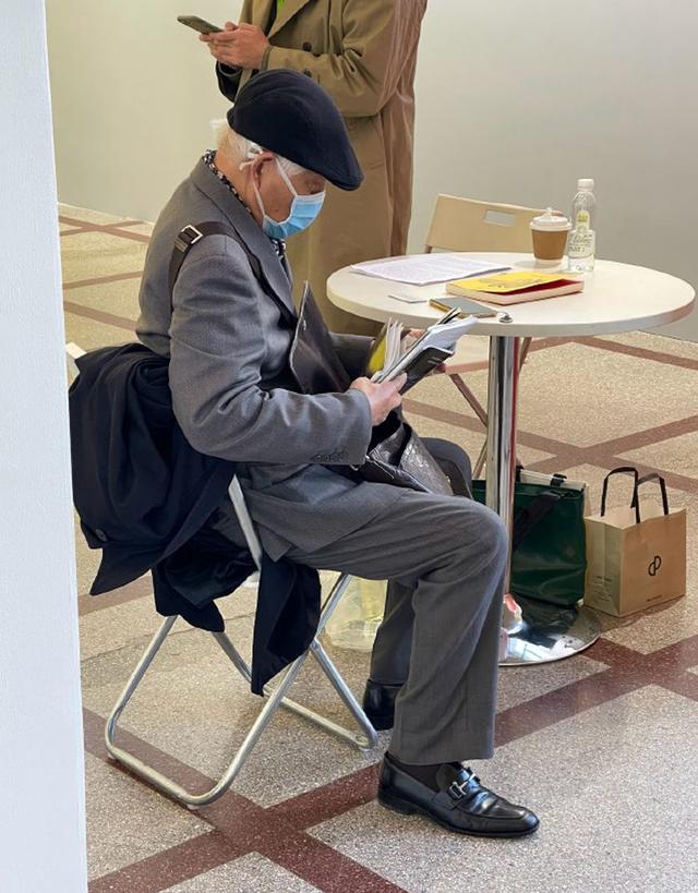等我老了也学"上海爷爷":衣不花,裤穿宽,戴帽子,减龄又时髦