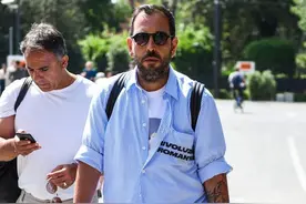 50岁左右的男人，夏天尽量少穿短裤！这3种裤子，清爽舒适不油腻图片