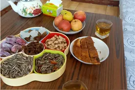 新疆夫妻去乡下做客，主人家准备了4个菜，两人连吃带拿馋哭网友图片