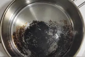 为什么铁锅每次洗完，一擦还是黑黑的“显脏”？是锅有问题吗？图片