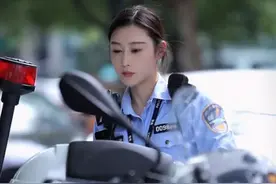 李语蔚警花地位恐不保！又一美女交警火了，颜值气质赶超兔子警官图片