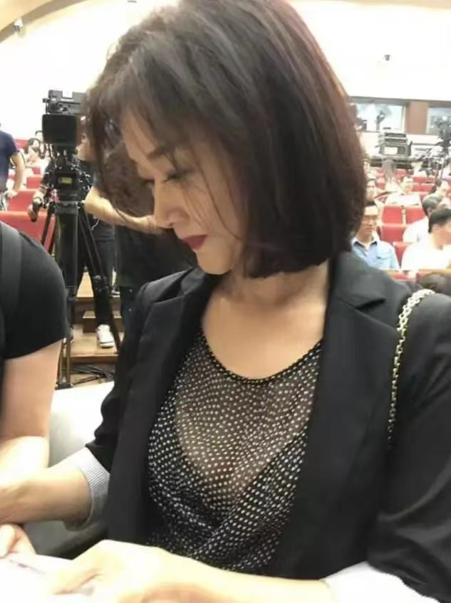 宋祖英终于不藏了，穿丝袜与刘嘉玲同框，一个像少女，一个如大婶