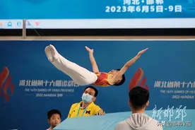【聚焦省运会】蹦床运动员进行 赛前场地适应训练图片