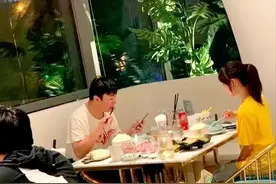 曝王思聪带新女友吃火锅，女方扎马尾白瘦幼，模样清纯撞脸章泽天图片