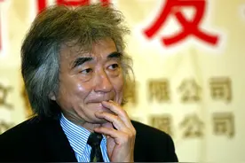 著名指挥家小泽征尔聆听了二胡名曲《二泉映月》，两泪纵横，为啥图片