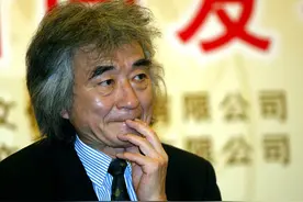 著名指挥家小泽征尔聆听了二胡名曲《二泉映月》，两泪纵横，为啥图片