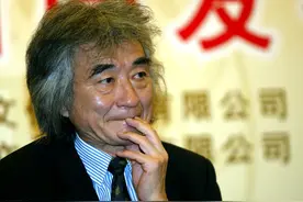 著名指挥家小泽征尔聆听了二胡名曲《二泉映月》，两泪纵横，为啥图片