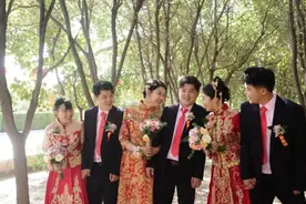 山东三胞胎同时考上一所211，十年后同天结婚，爷爷盼着抱重孙图片