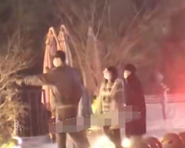 曝高伟光已结婚，带妻子前去为长辈庆生，两人穿情侣装大秀恩爱