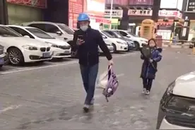 广东一女子外卖平台下单接女儿放学，订单完成后女儿的表情亮了图片