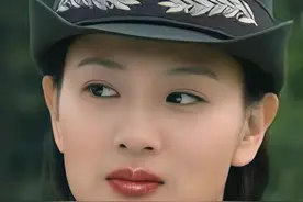 侯梦莎军装照图片