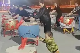 萌娃打鼓超有节奏，轻松拿捏。网友：竟然输给了穿尿不湿的图片