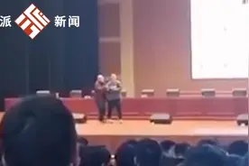 官方辟谣网传抢教授话筒学生考387分：他成绩非常优异，考了600多分，暂未处置造谣者图片