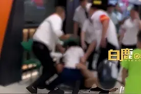 女子吃霸王餐被拦后猛踹店员，店员：女子父母称其患抑郁症图片