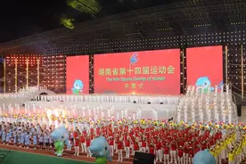 64岁“小白鞋”奶奶，11岁花游小将：省运会赛场上的她们，好飒图片