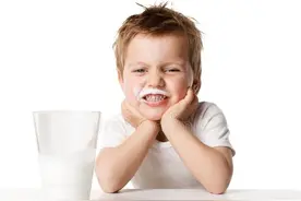 央视曝光3种“假牛奶”，贵又没营养！挑对牛奶，一定要看这3点图片